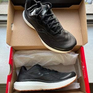 NEVER WORN Saucony Triumph 19